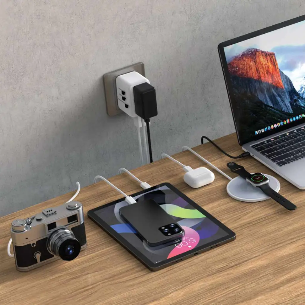 Green Lion 20W Universal Travel Adapter - White (4).webp