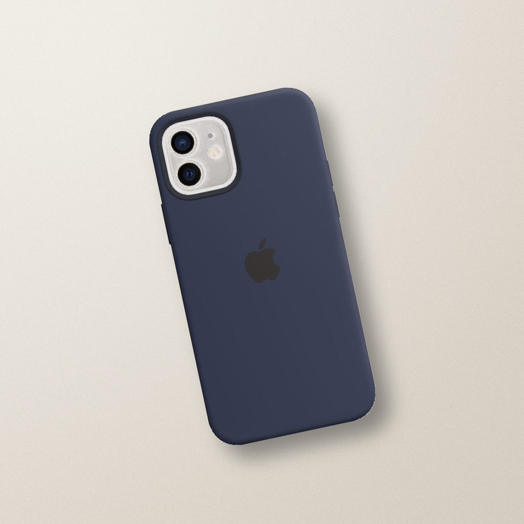 Apple Silicone Case with MagSafe for iPhone 12 / 12 Pro – lifestyle